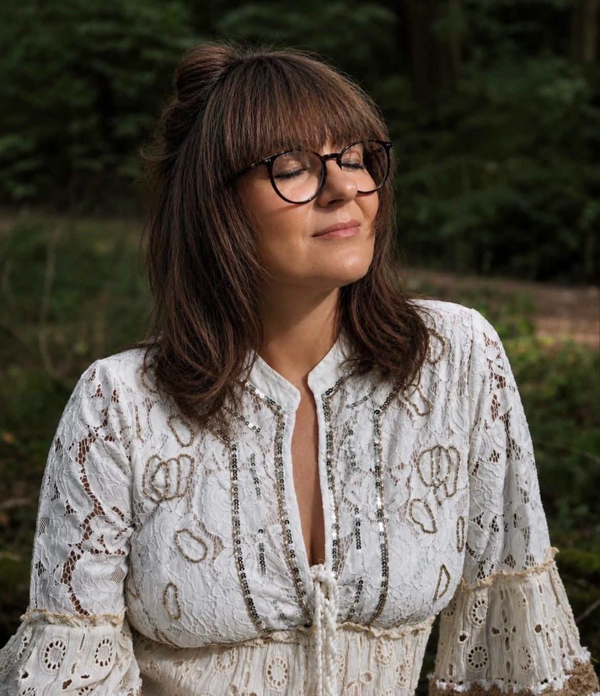 Sandra Moorhouse beim Meditationstraining im Wald