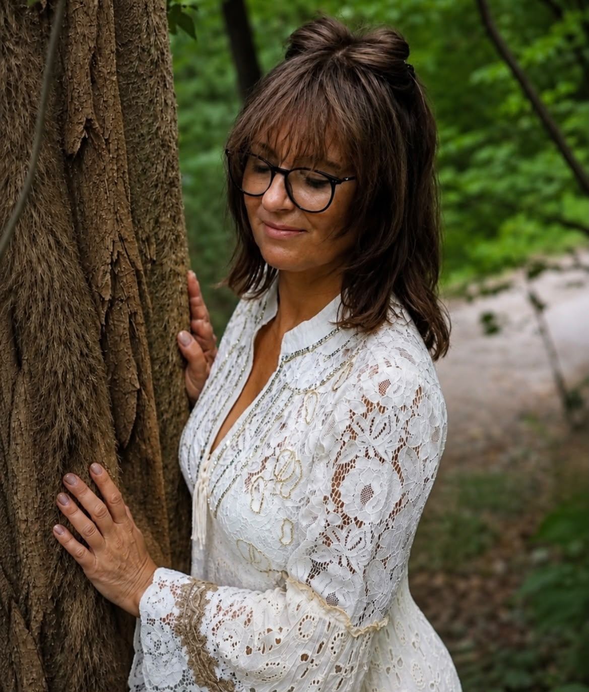 Sandra Moorhouse im Urmatrix-Coaching, in sich gekehrt an einem Baum